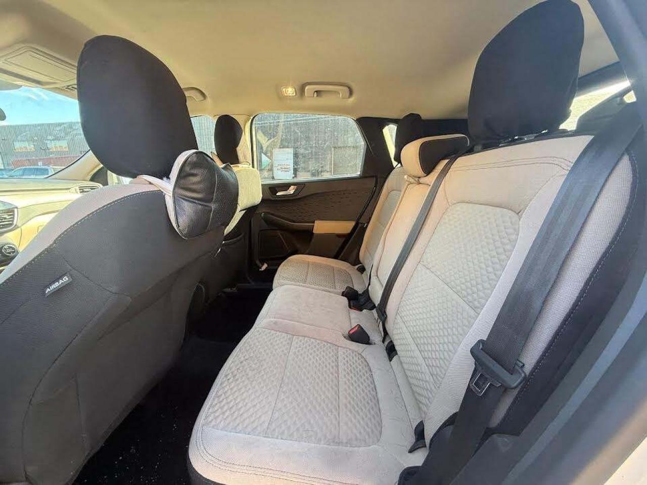 2020 Ford Escape SE / Heated Seats / Back Up cam / Bluetooth / Clea Photo2