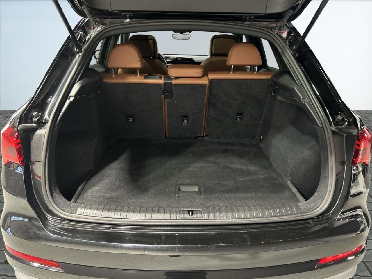 2020 Audi Q3 Komfort / quattro / Leather / Sunroof / NAVI / Bac Photo2