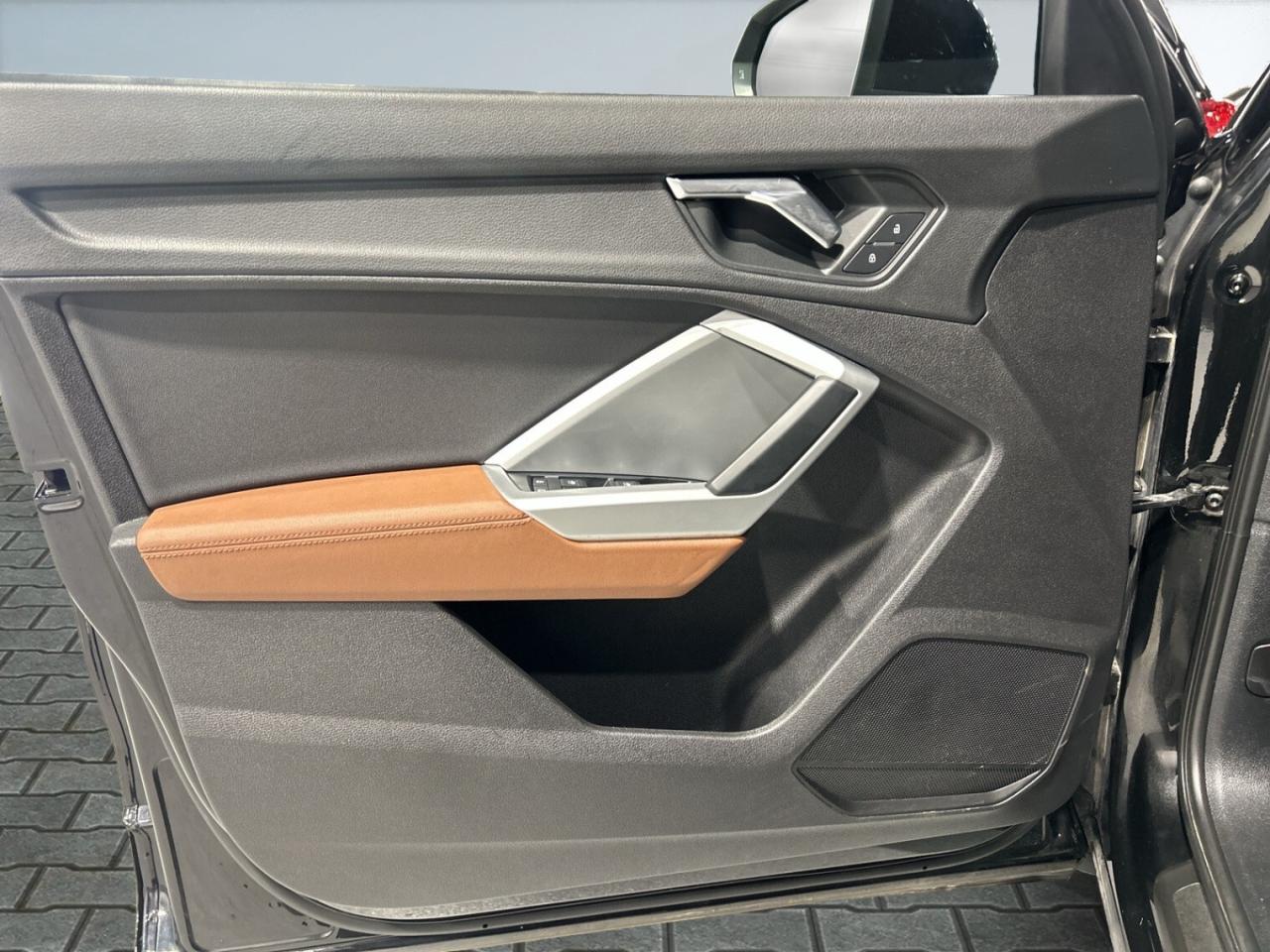 2020 Audi Q3 Komfort / quattro / Leather / Sunroof / NAVI / Bac Photo