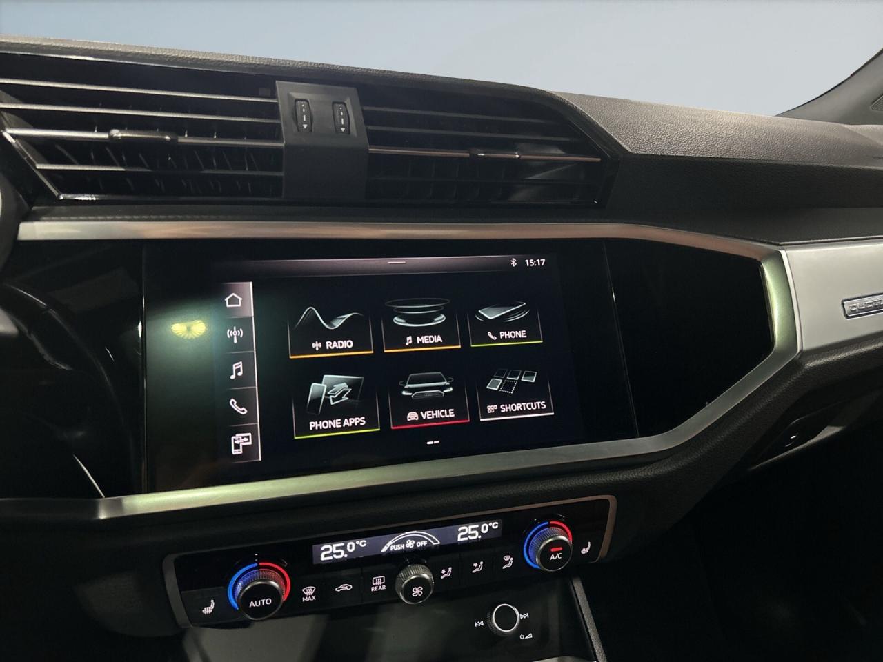 2020 Audi Q3 Komfort / quattro / Leather / Sunroof / NAVI / Bac Photo