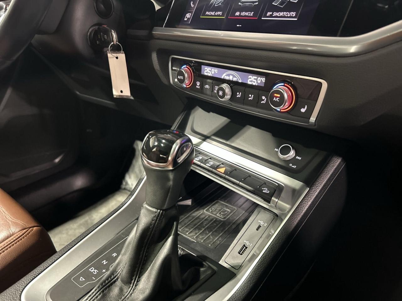 2020 Audi Q3 Komfort / quattro / Leather / Sunroof / NAVI / Bac Photo