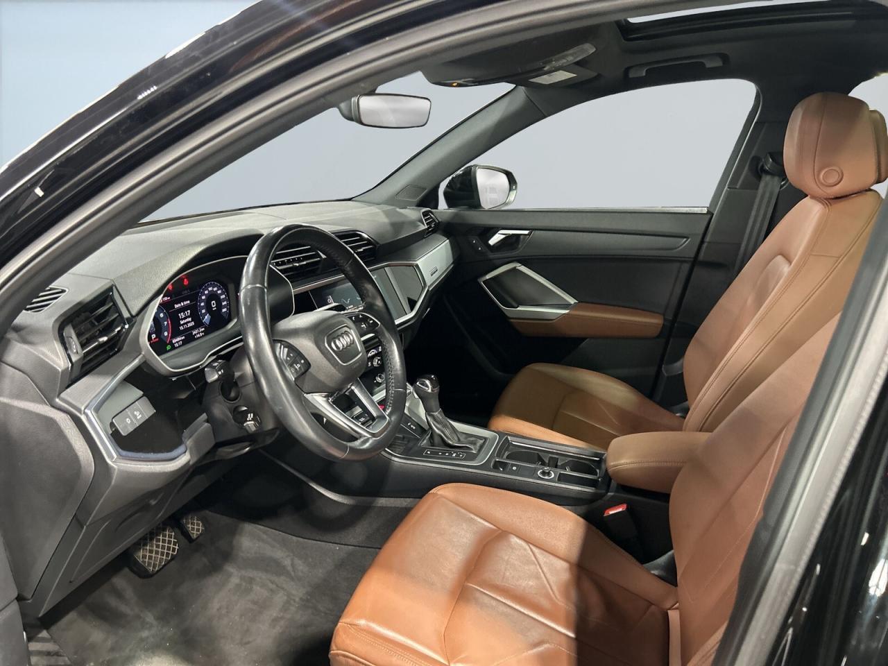 2020 Audi Q3 Komfort / quattro / Leather / Sunroof / NAVI / Bac Photo