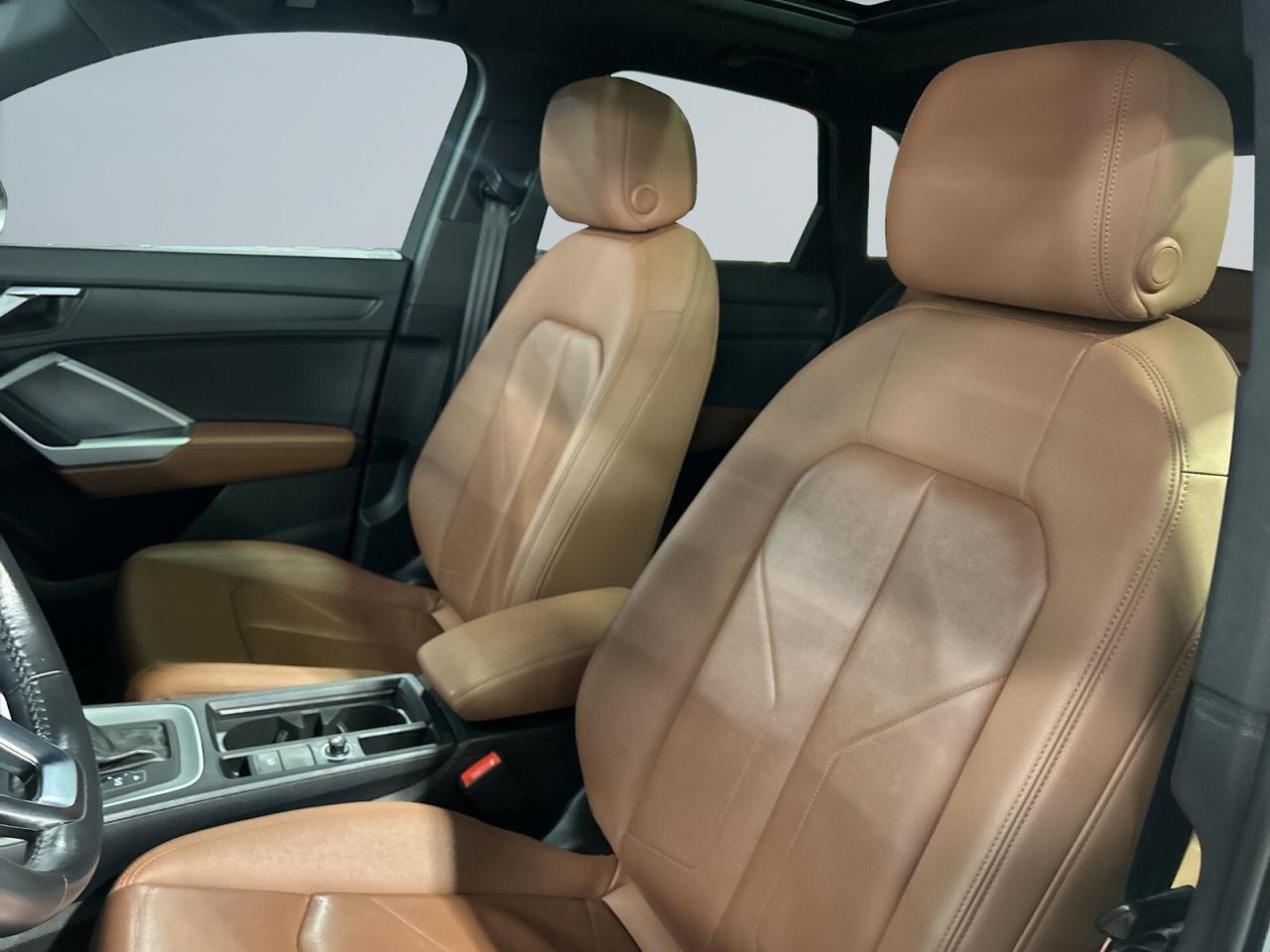 2020 Audi Q3 Komfort / quattro / Leather / Sunroof / NAVI / Bac Photo