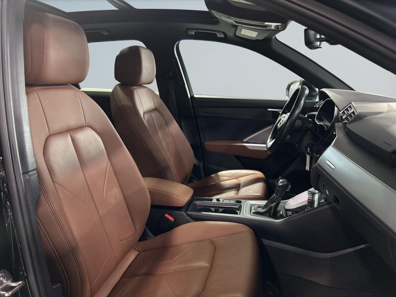 2020 Audi Q3 Komfort / quattro / Leather / Sunroof / NAVI / Bac Photo