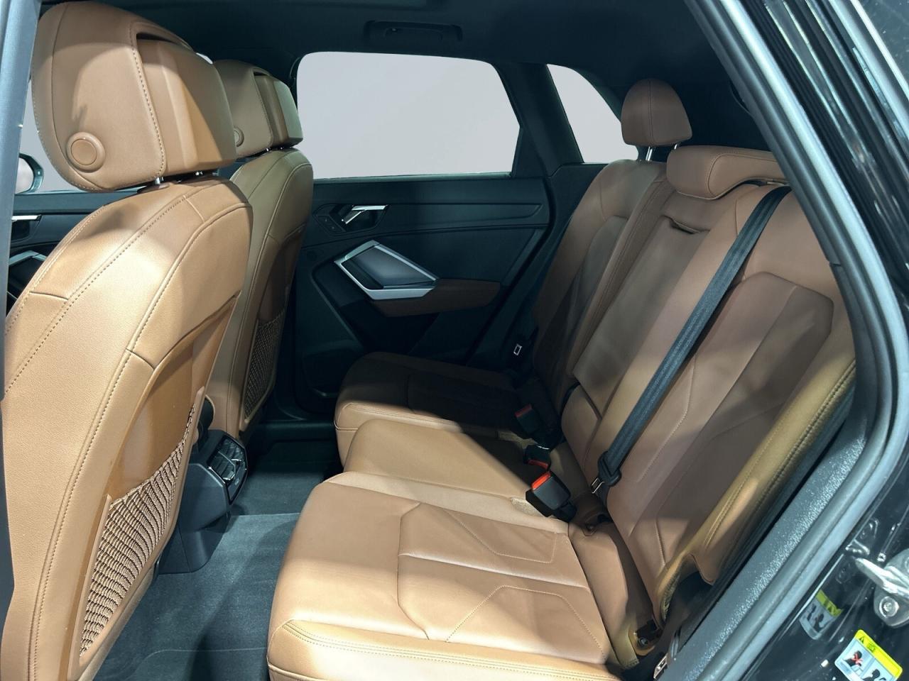 2020 Audi Q3 Komfort / quattro / Leather / Sunroof / NAVI / Bac Photo