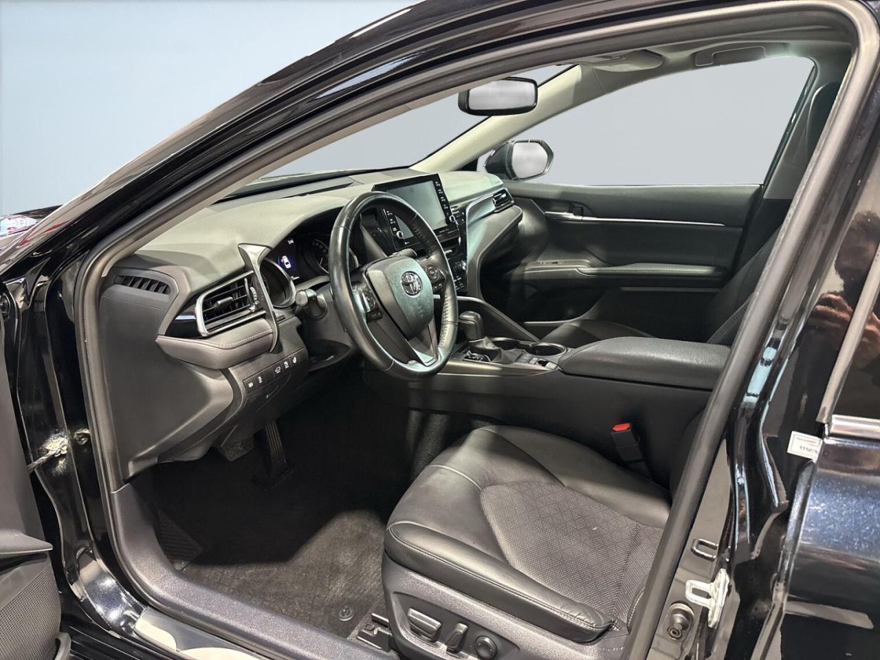 2023 Toyota Camry Hybrid XSE / Leather / NAVI / Sunroof / Drive Assi Photo