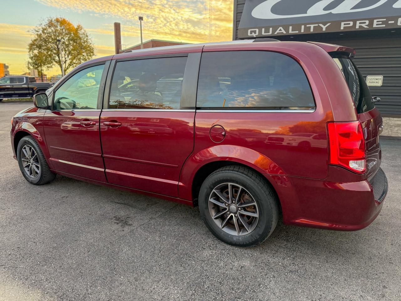 2017 Dodge Grand Caravan SXT Premium Plus/LOW KM/STOW"N GO/CAPTAIN CHAIRS Photo2