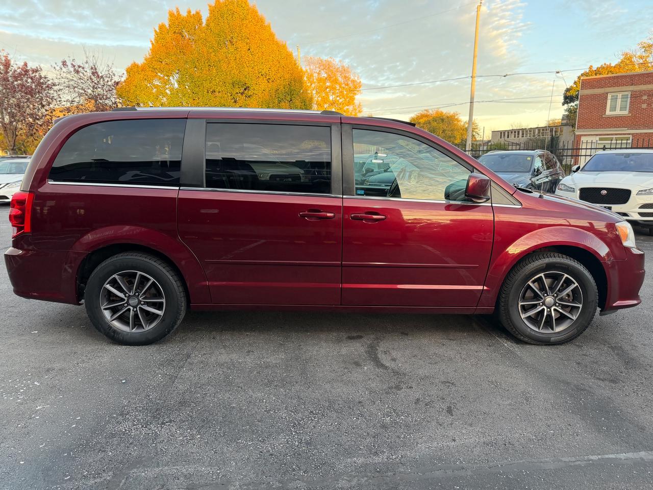 2017 Dodge Grand Caravan SXT Premium Plus/LOW KM/STOW"N GO/CAPTAIN CHAIRS Photo