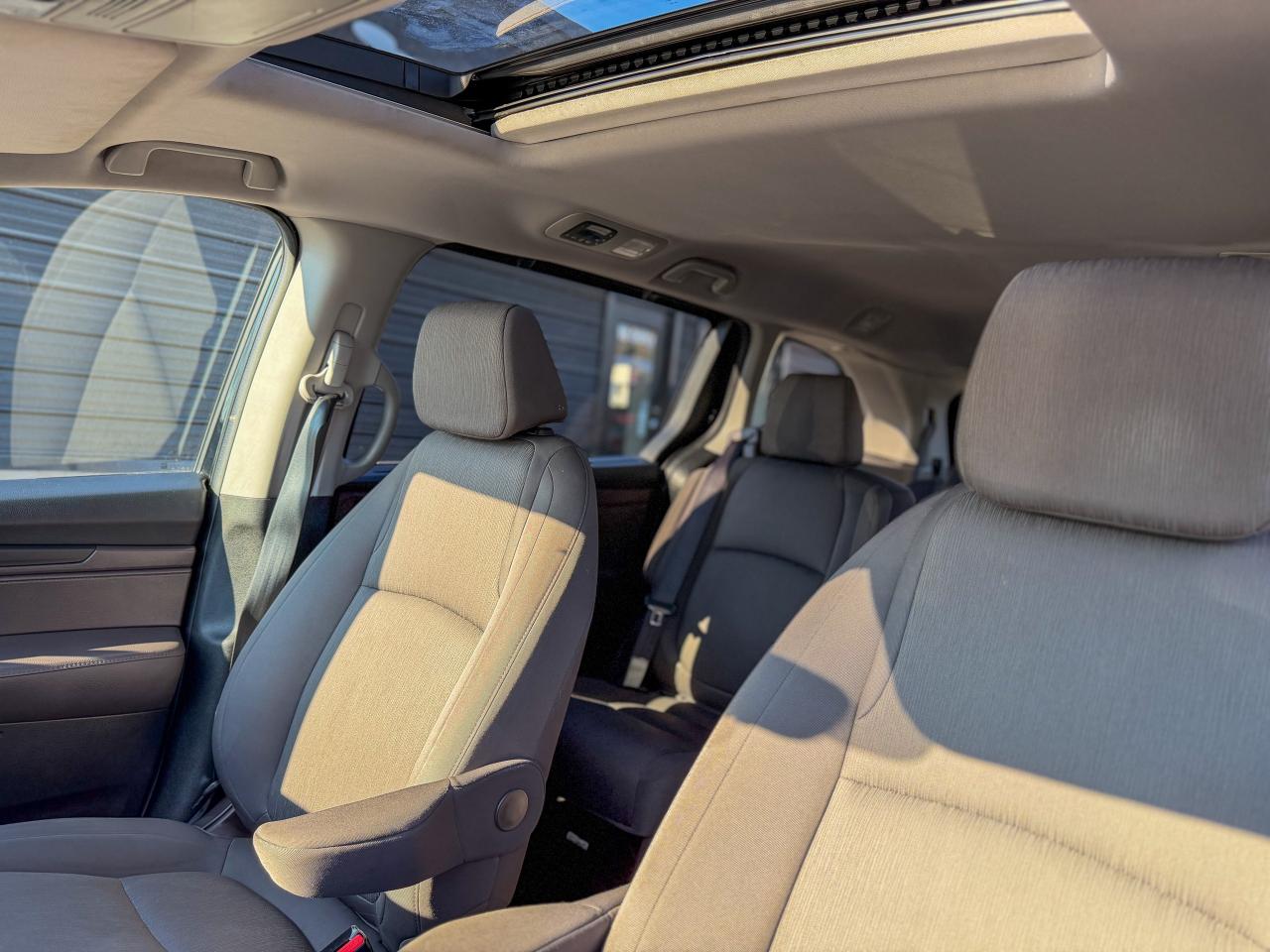 2019 Honda Odyssey EX/8 PASS/LOW KM/NO ACCIDENTS/CAMERA/REMOTE/ROOF Photo