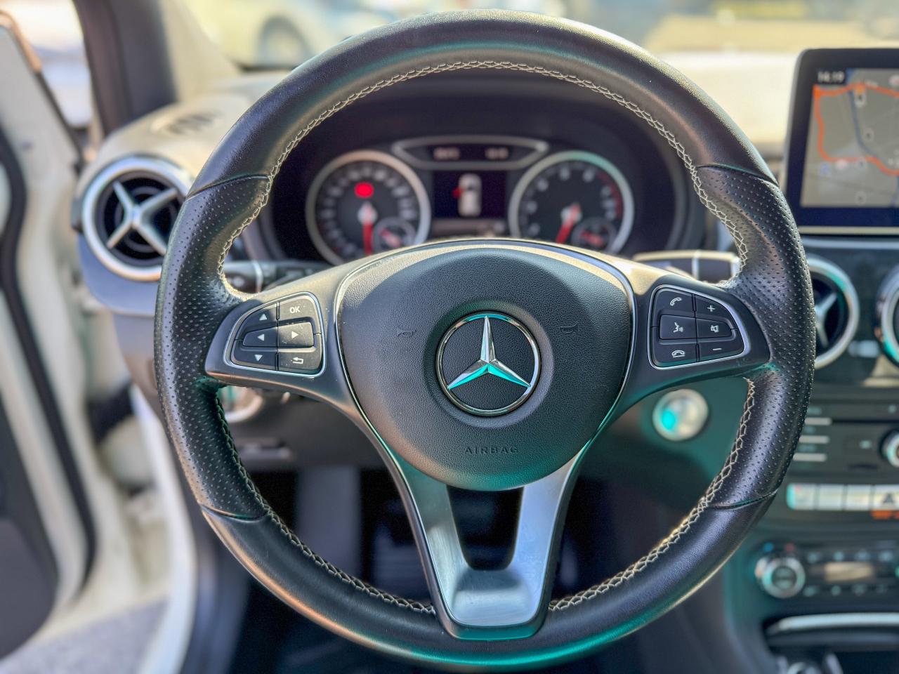 2019 Mercedes-Benz B-Class B250 Sports Tourer/NAVI/BSM/CAMERA/ROOF/LOW KM/2 L Photo