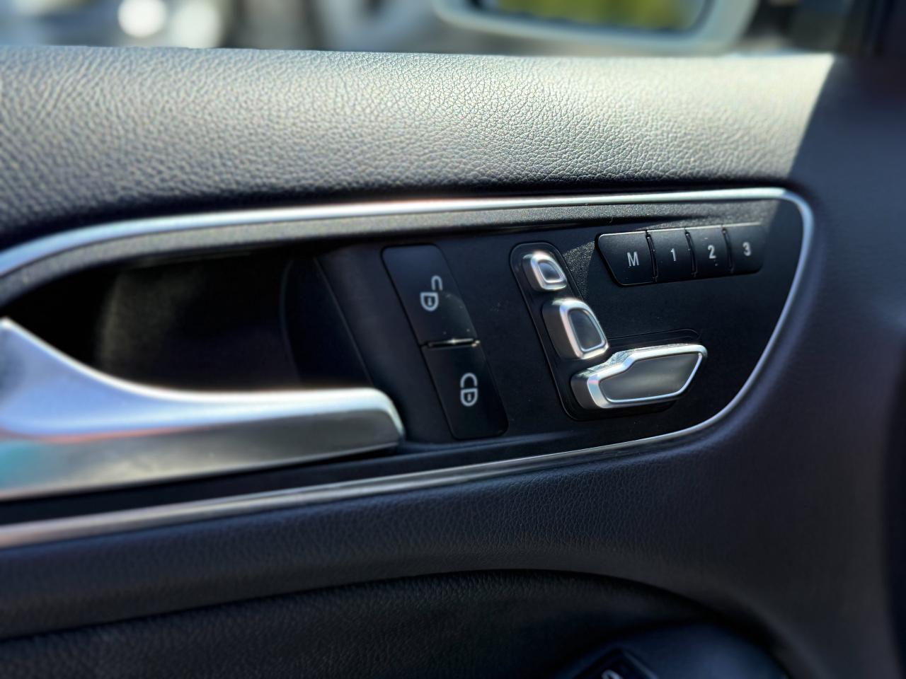 2019 Mercedes-Benz B-Class B250 Sports Tourer/NAVI/BSM/CAMERA/ROOF/LOW KM/2 L Photo