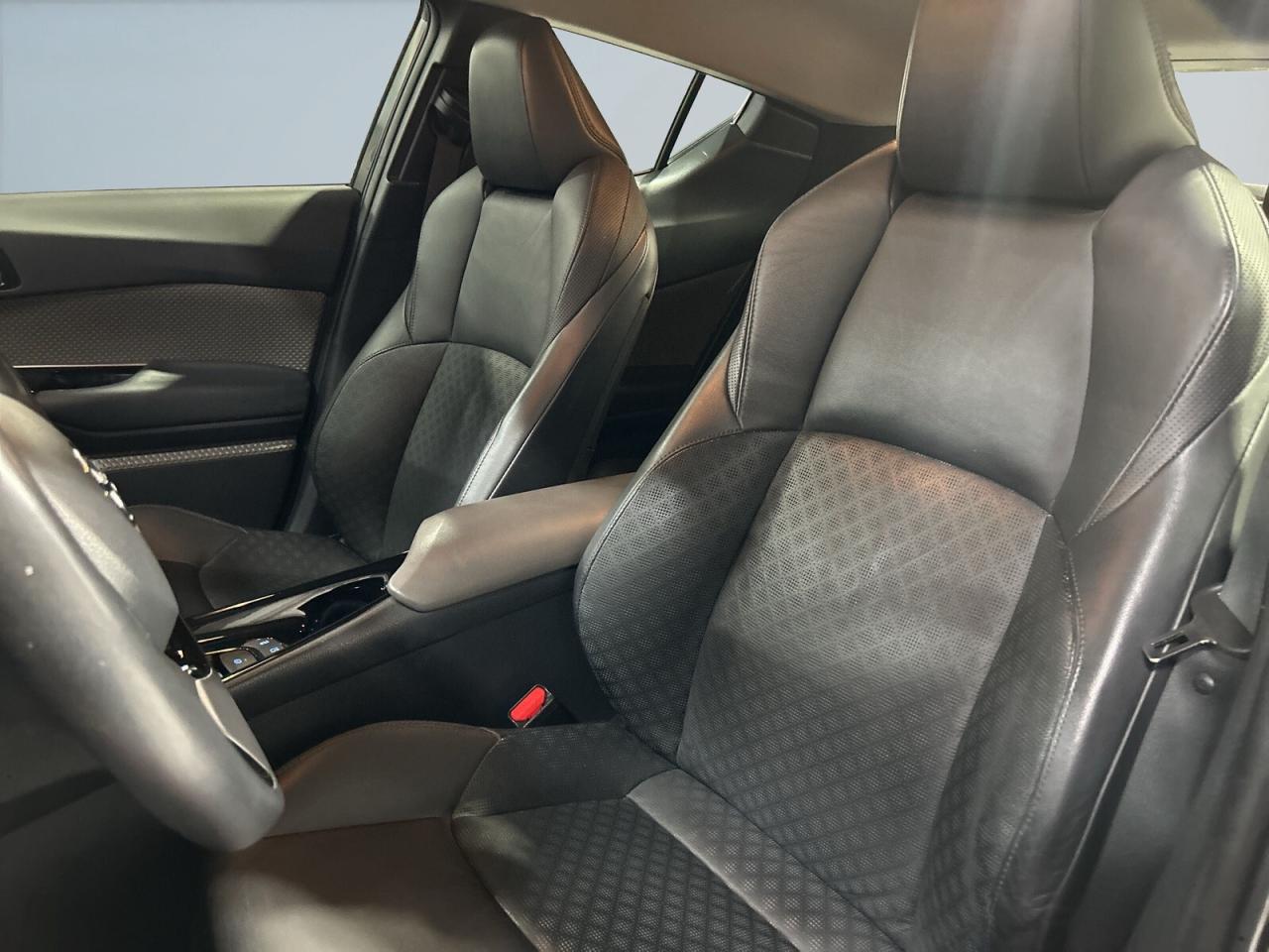 2021 Toyota C-HR Limited Top of the line / Leather / Sunroof / NAVI Photo