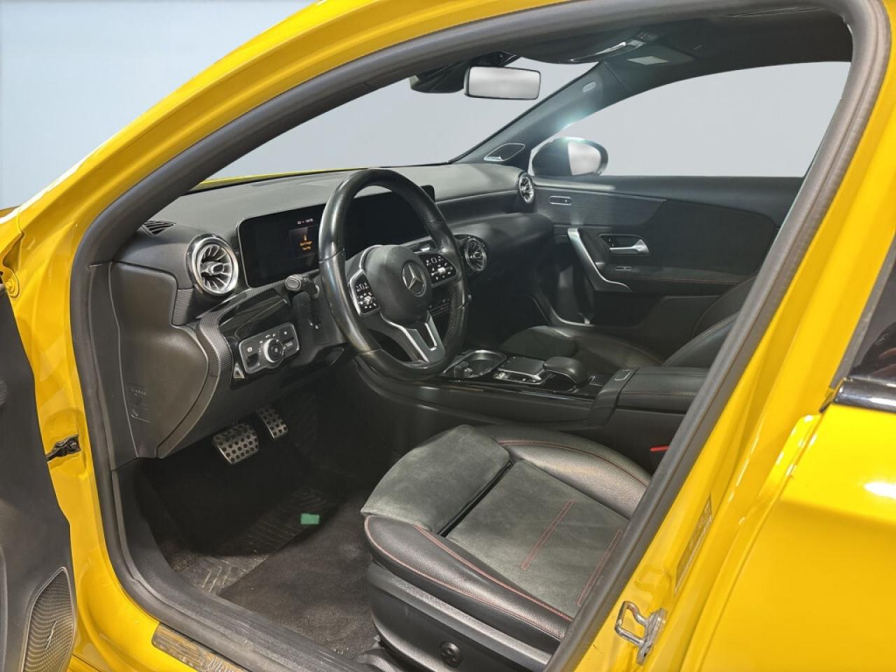 2019 Mercedes-Benz A-Class A 250 4MATIC / AMG Pkg / White Leather / Sunroof / Photo