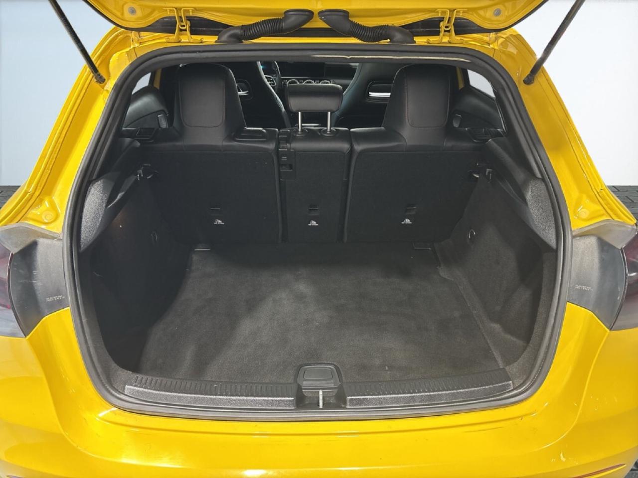 2019 Mercedes-Benz A-Class A 250 4MATIC / AMG Pkg / White Leather / Sunroof / Photo