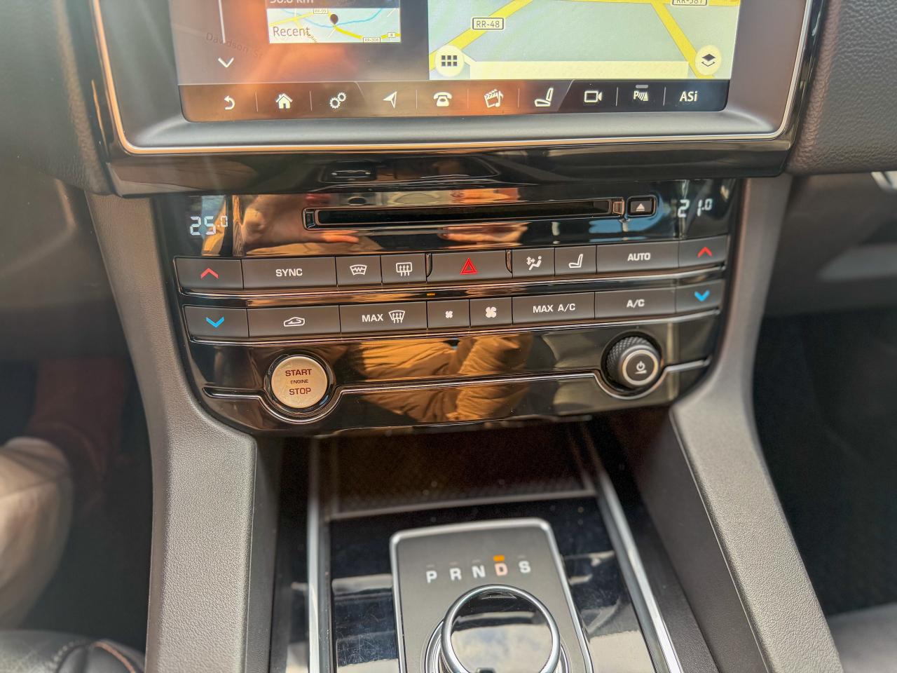 2018 Jaguar F-PACE Prestige 25T-AWD/BSM/NAVI/PANO/CAMERA/LOW KM/2L Photo