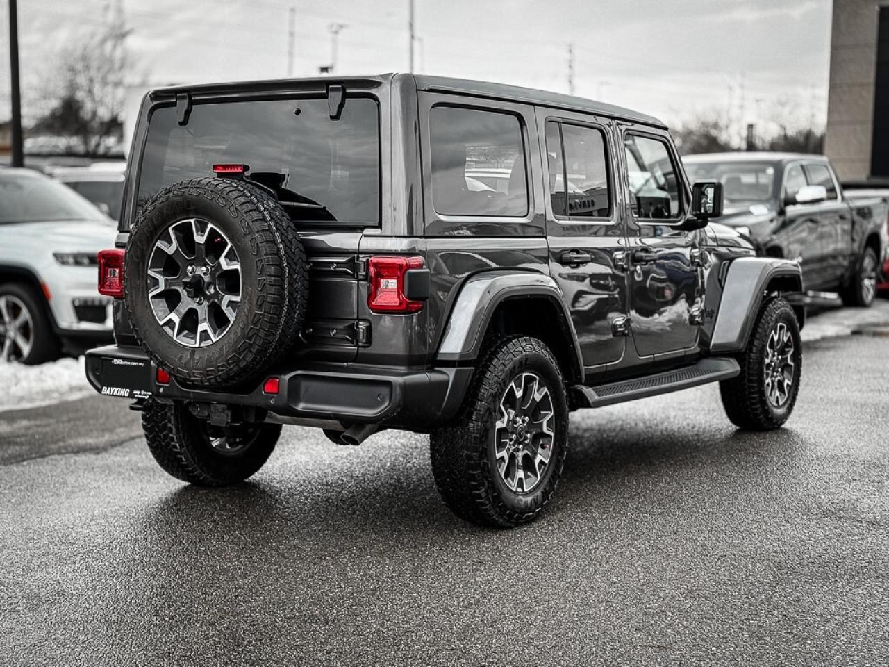 2025 Jeep Wrangler Sahara   SKY TOP   BLINDSPOT   TOW GROUP   ALPINE Photo4