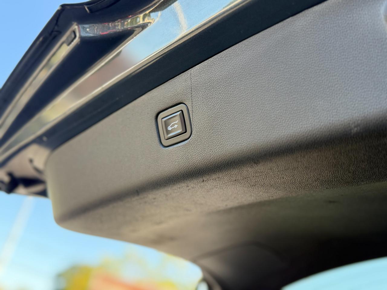 2019 Chevrolet Blazer RS-3.6L/AWD/NAVI/PANO/REMOTE/BSM/BACK UP CAMERA Photo