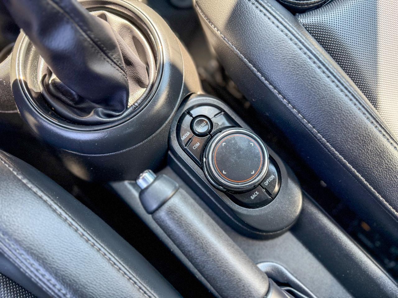 2019 MINI 3 Door Cooper/NAVIGATION/CAMERA/ROOF/LOW KM/1.5 L Photo