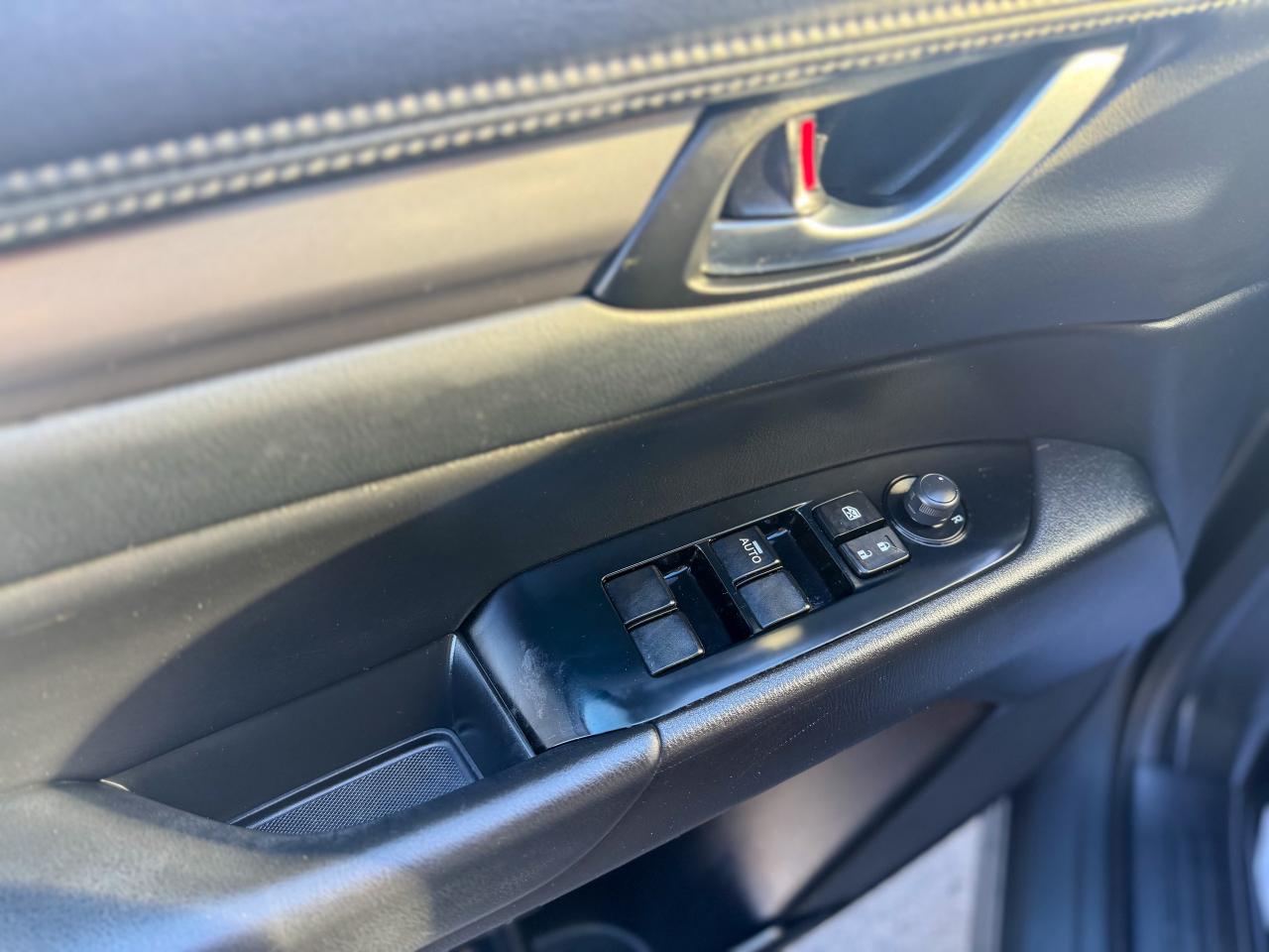 2017 Mazda CX-5 GS/NAVI/BSM/CAMERA/LEATHER/PUS START/HEATED SEATS Photo