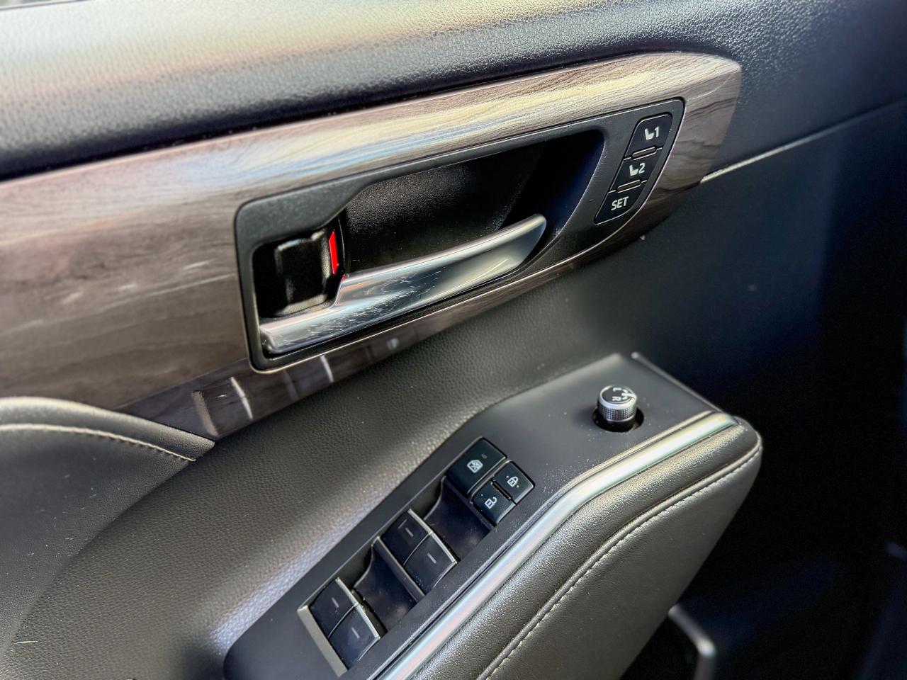 2022 Toyota Highlander Limited/AWD/8 PASS/1 OWNER/NAVI/BSM/CAMERA/PANO Photo