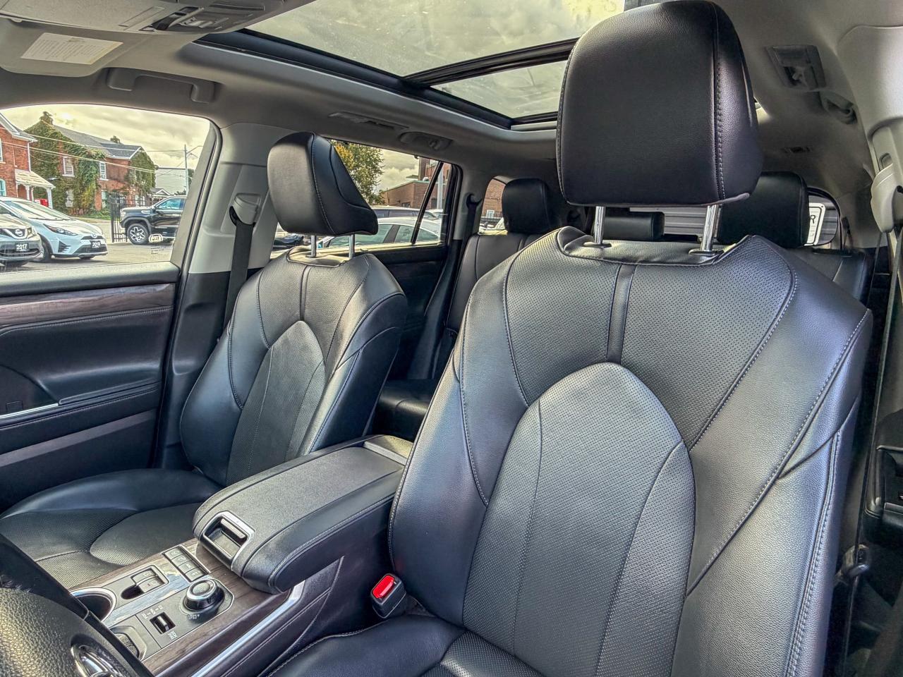 2022 Toyota Highlander Limited/AWD/8 PASS/1 OWNER/NAVI/BSM/CAMERA/PANO Photo