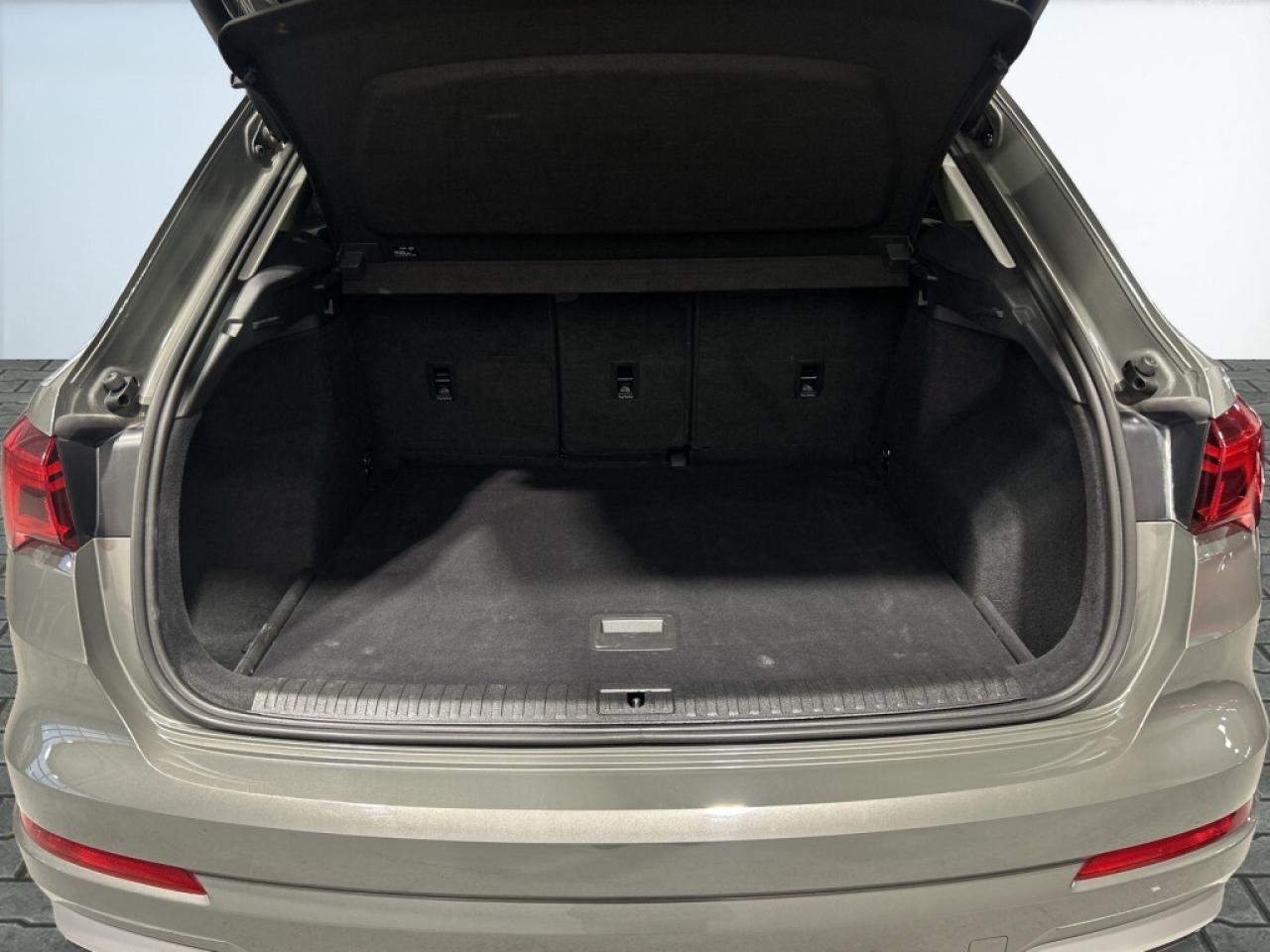 2022 Audi Q3 Komfort / Sunroof / Leather / Navi / Android Car P Photo