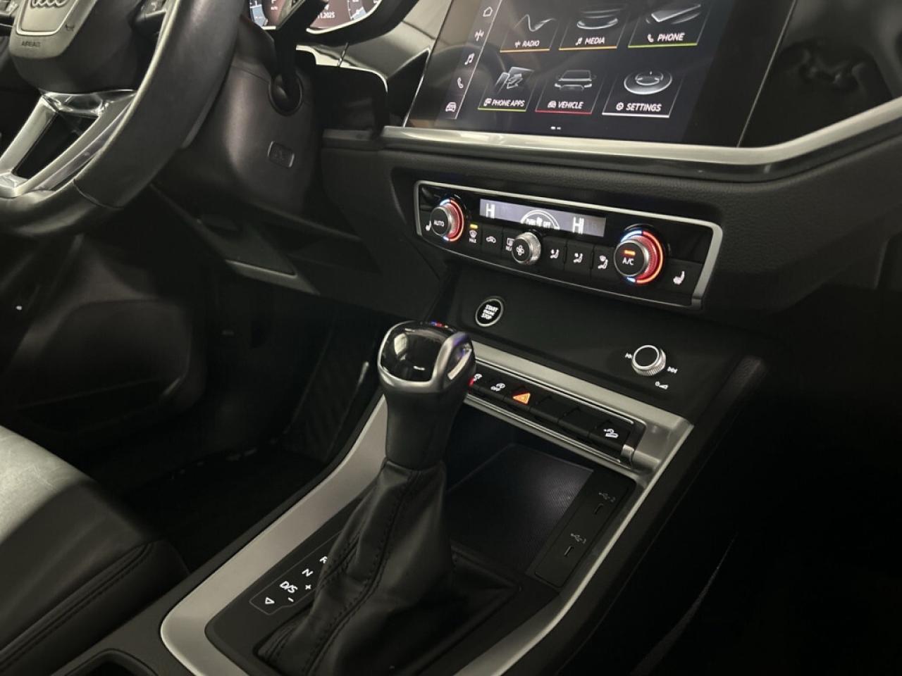 2022 Audi Q3 Komfort / Sunroof / Leather / Navi / Android Car P Photo