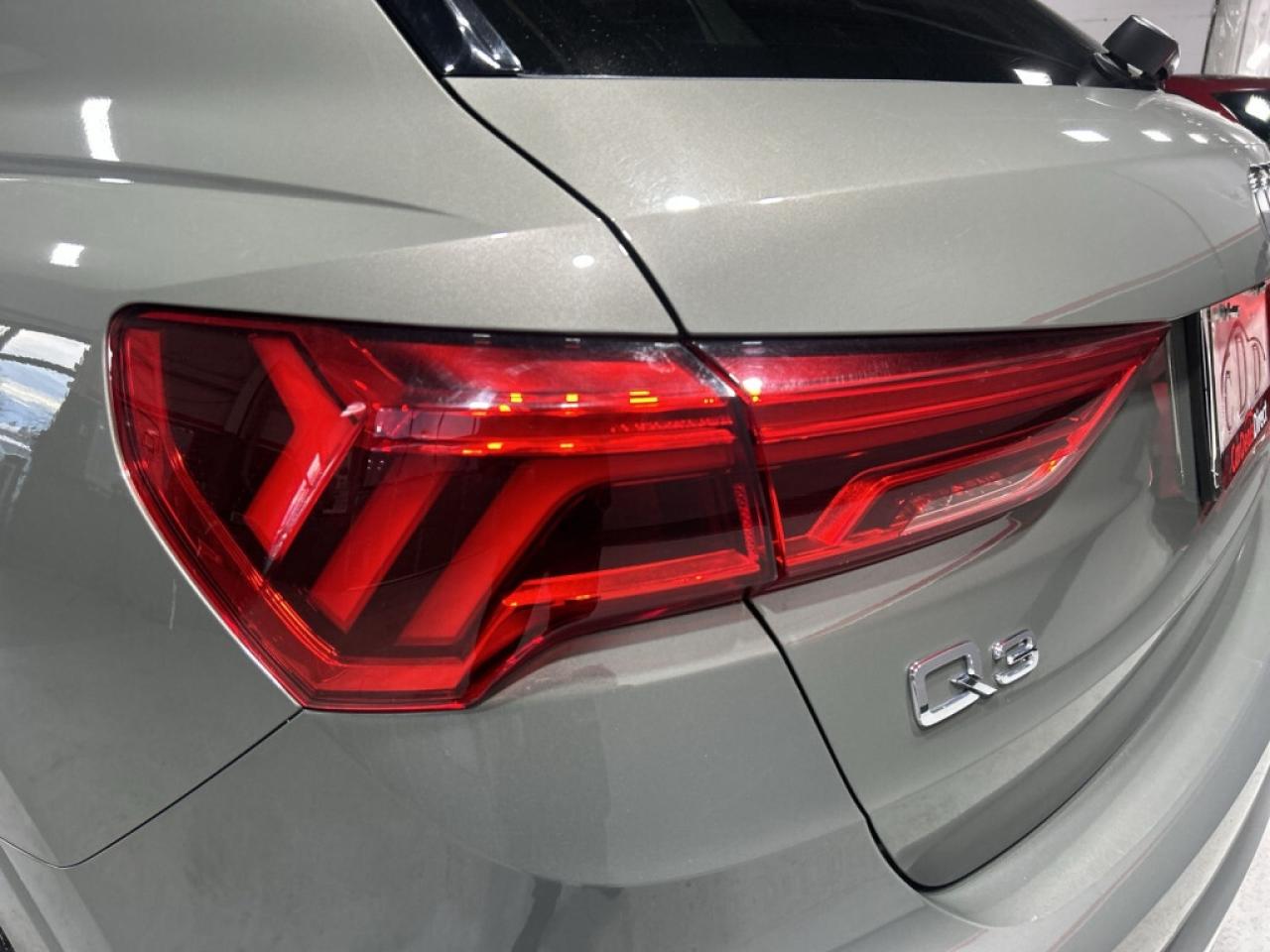 2022 Audi Q3 Komfort / Sunroof / Leather / Navi / Android Car P Photo