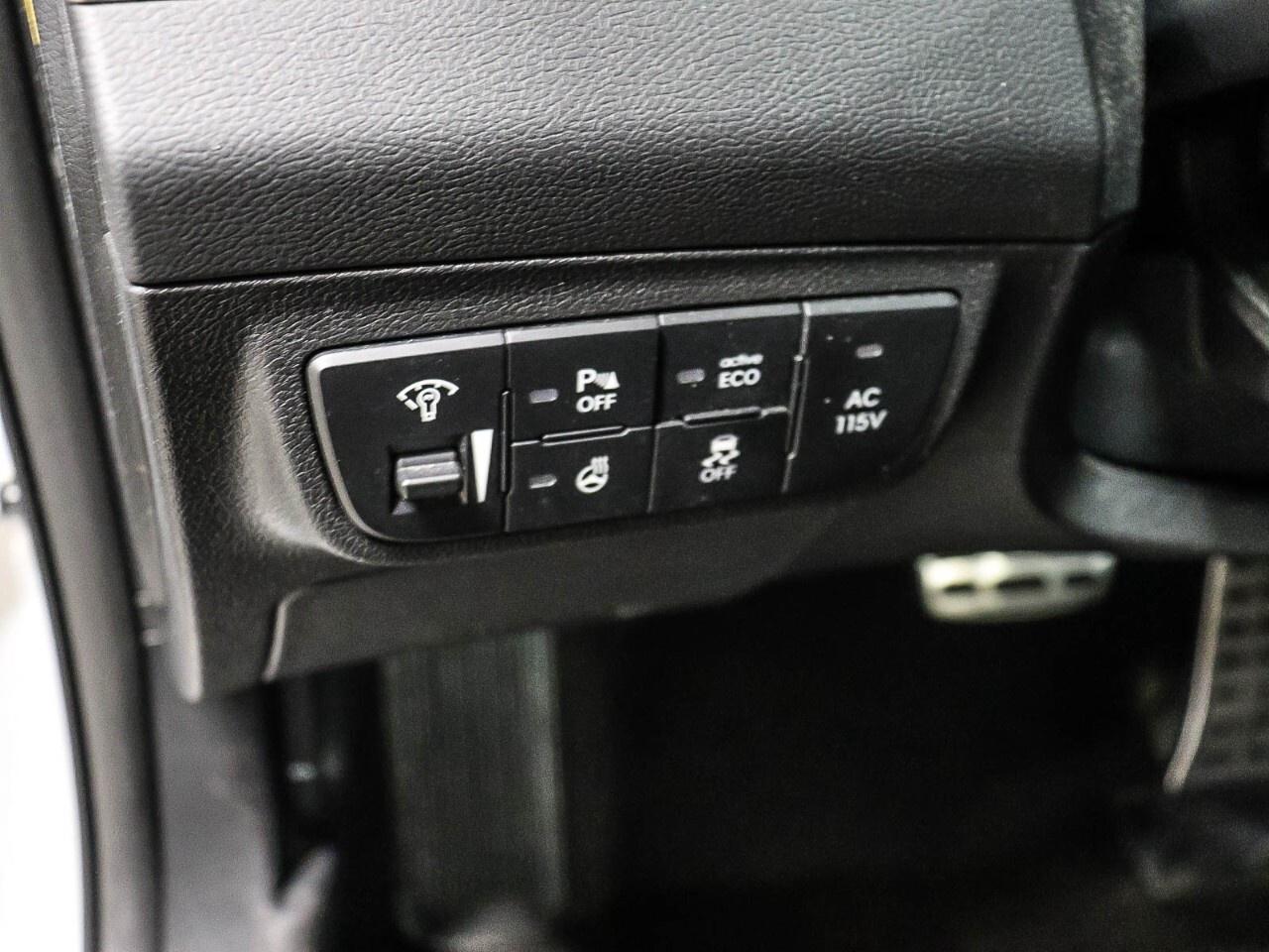 2016 Hyundai Veloster 3dr Cpe Auto Tech Photo