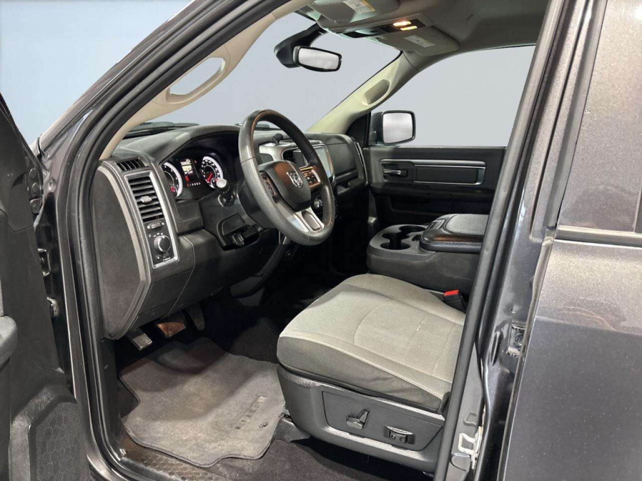 2023 RAM 1500 Classic SLT 4x4 HEMY.5.7L / Backs Up Cam / Bluetooth / Hea Photo