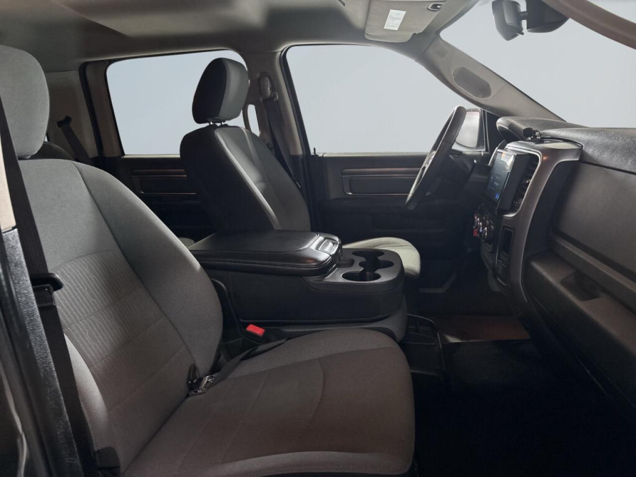 2023 RAM 1500 Classic SLT 4x4 HEMY.5.7L / Backs Up Cam / Bluetooth / Hea Photo