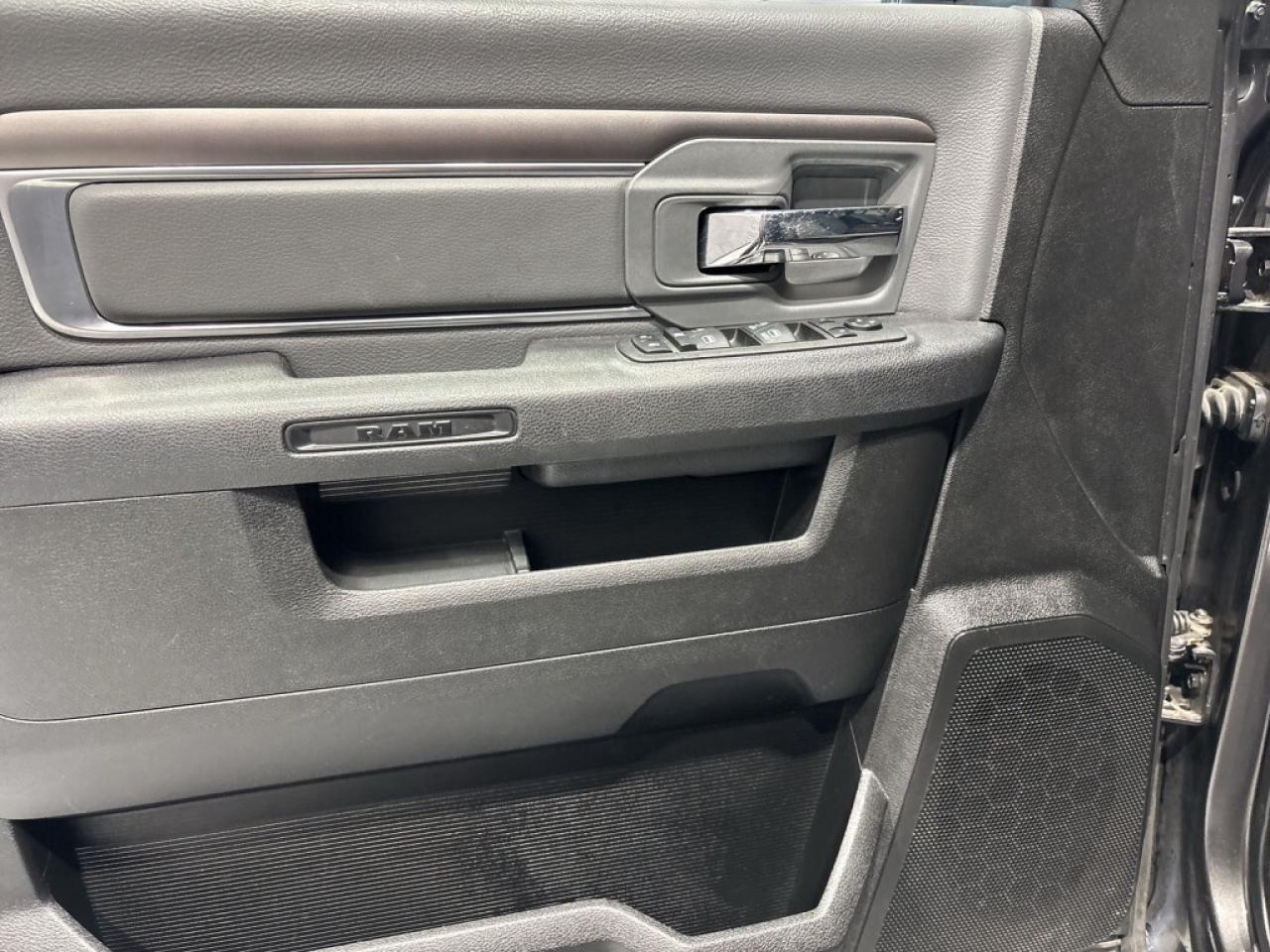 2023 RAM 1500 Classic SLT 4x4 HEMY.5.7L / Backs Up Cam / Bluetooth / Hea Photo