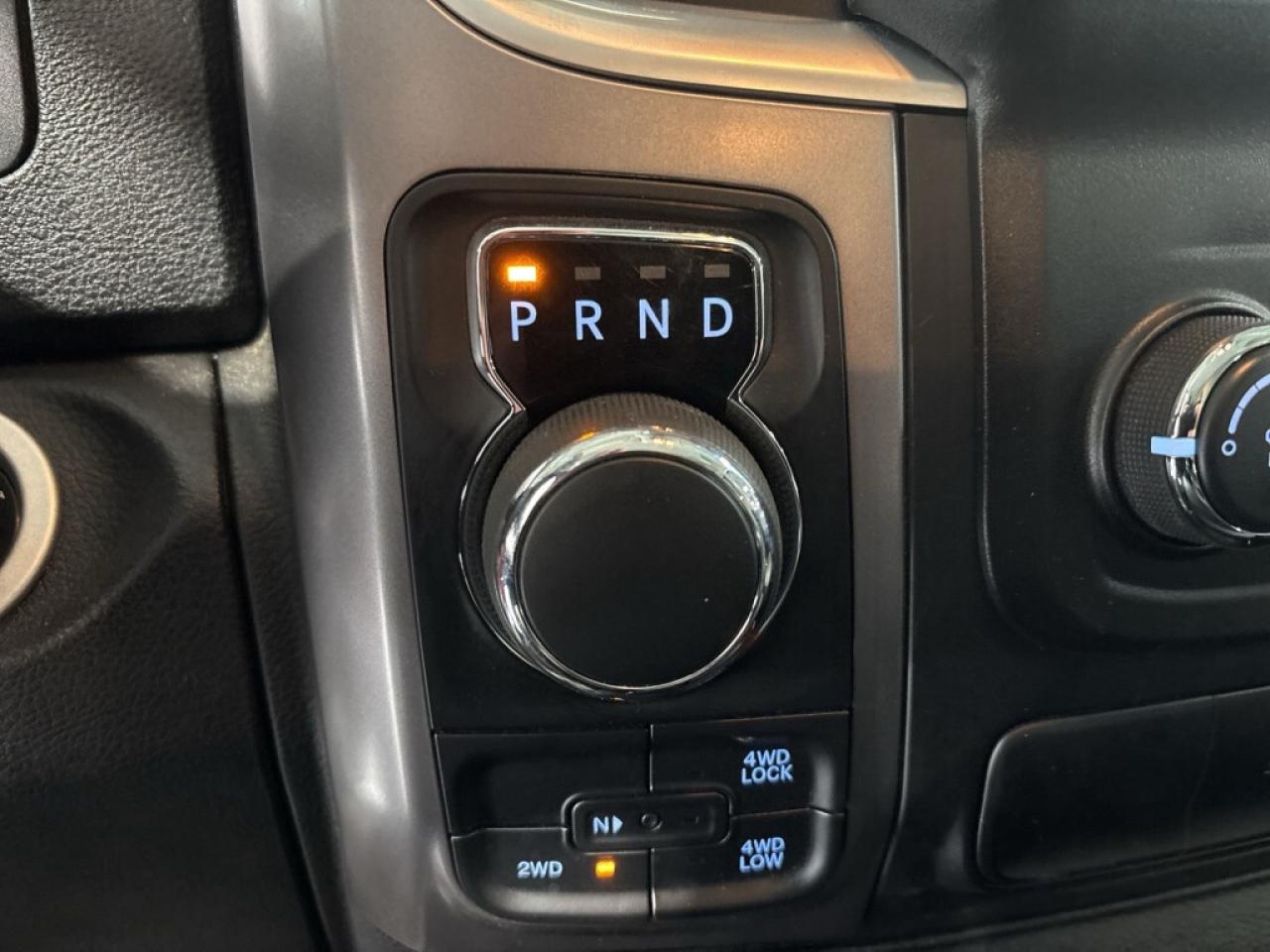 2023 RAM 1500 Classic SLT 4x4 HEMY.5.7L / Backs Up Cam / Bluetooth / Hea Photo