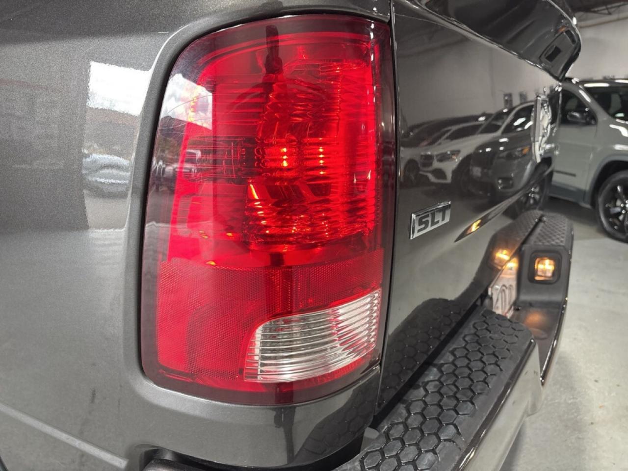 2023 RAM 1500 Classic SLT 4x4 HEMY.5.7L / Backs Up Cam / Bluetooth / Hea Photo