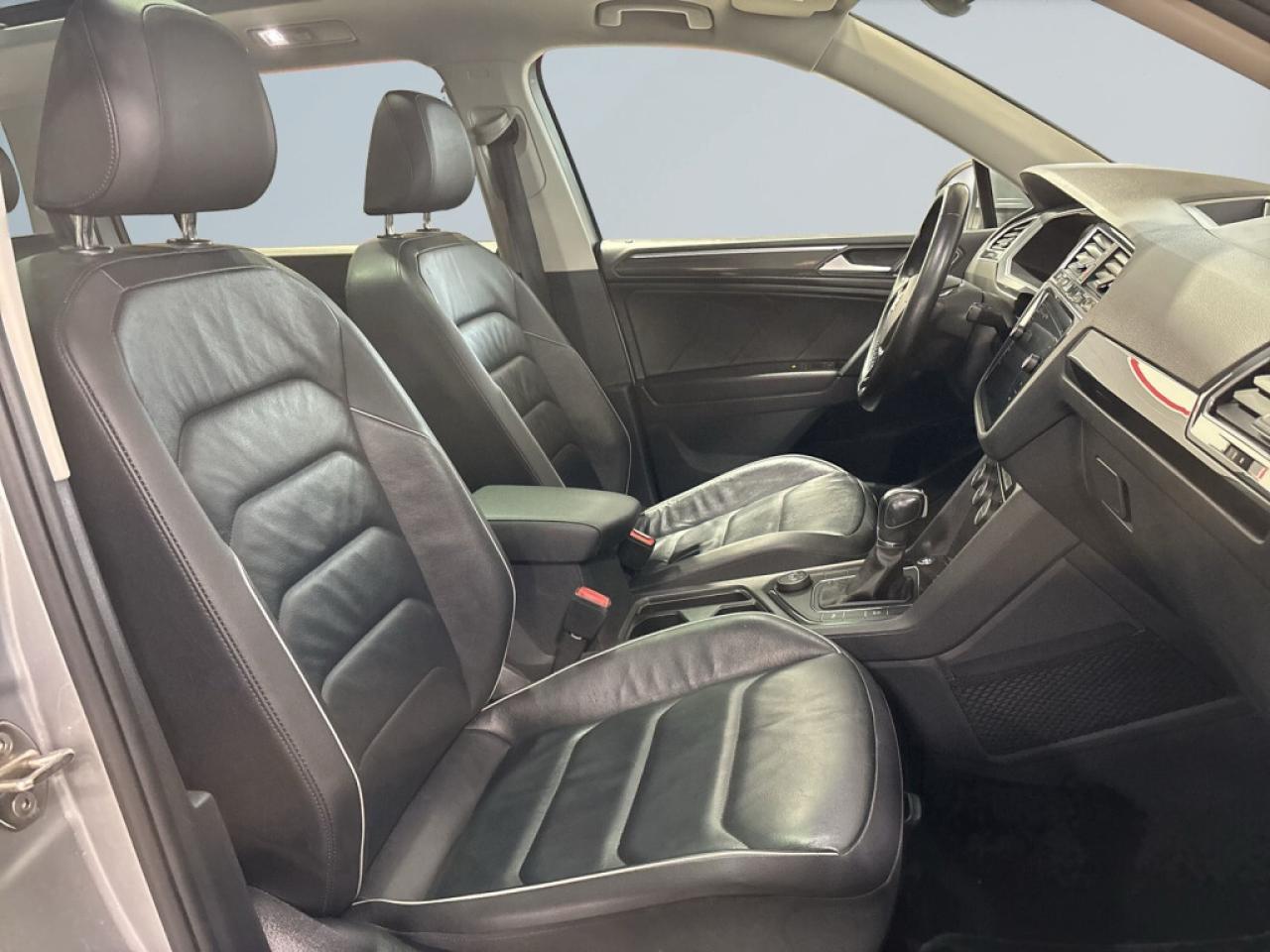 2019 Volkswagen Tiguan Highline 4MOTION / Leather / NAVI / Sunroof / Remo Photo