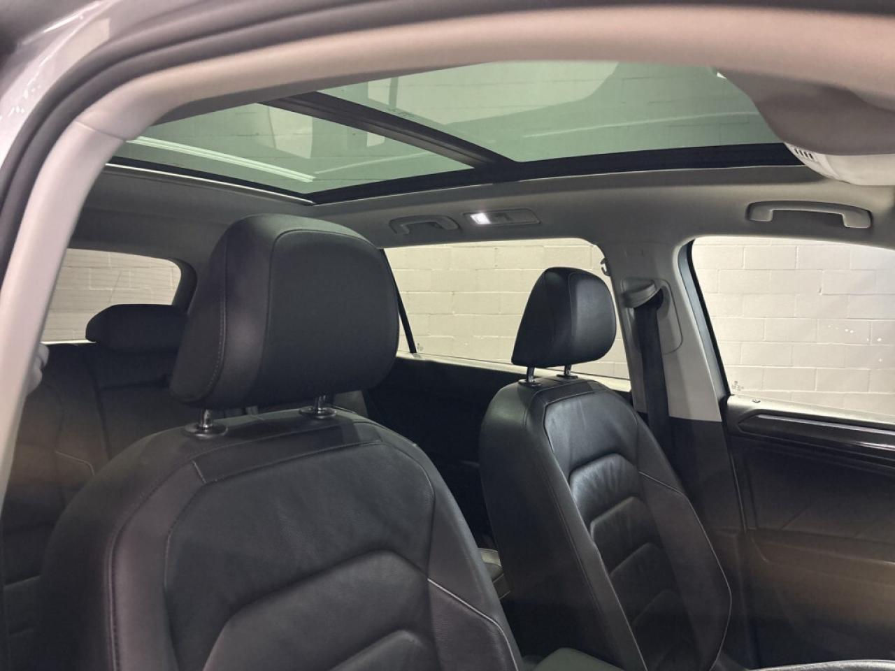 2019 Volkswagen Tiguan Highline 4MOTION / Leather / NAVI / Sunroof / Remo Photo