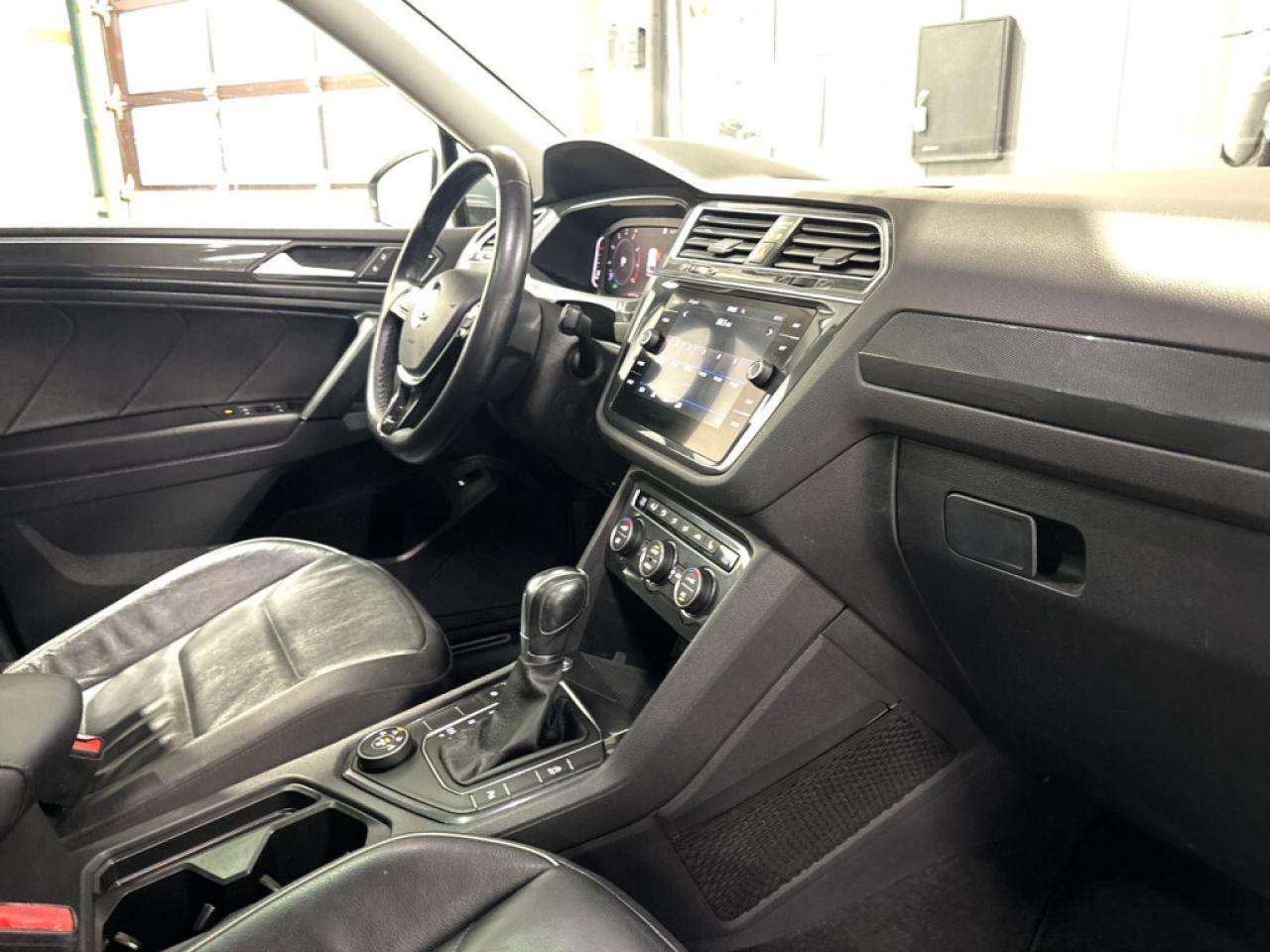 2019 Volkswagen Tiguan Highline 4MOTION / Leather / NAVI / Sunroof / Remo Photo