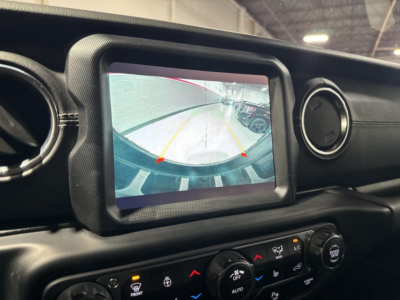 2021 Jeep Wrangler Unlimited Sahara 4x4 / Leather / NAVI / Remote Sta Photo2