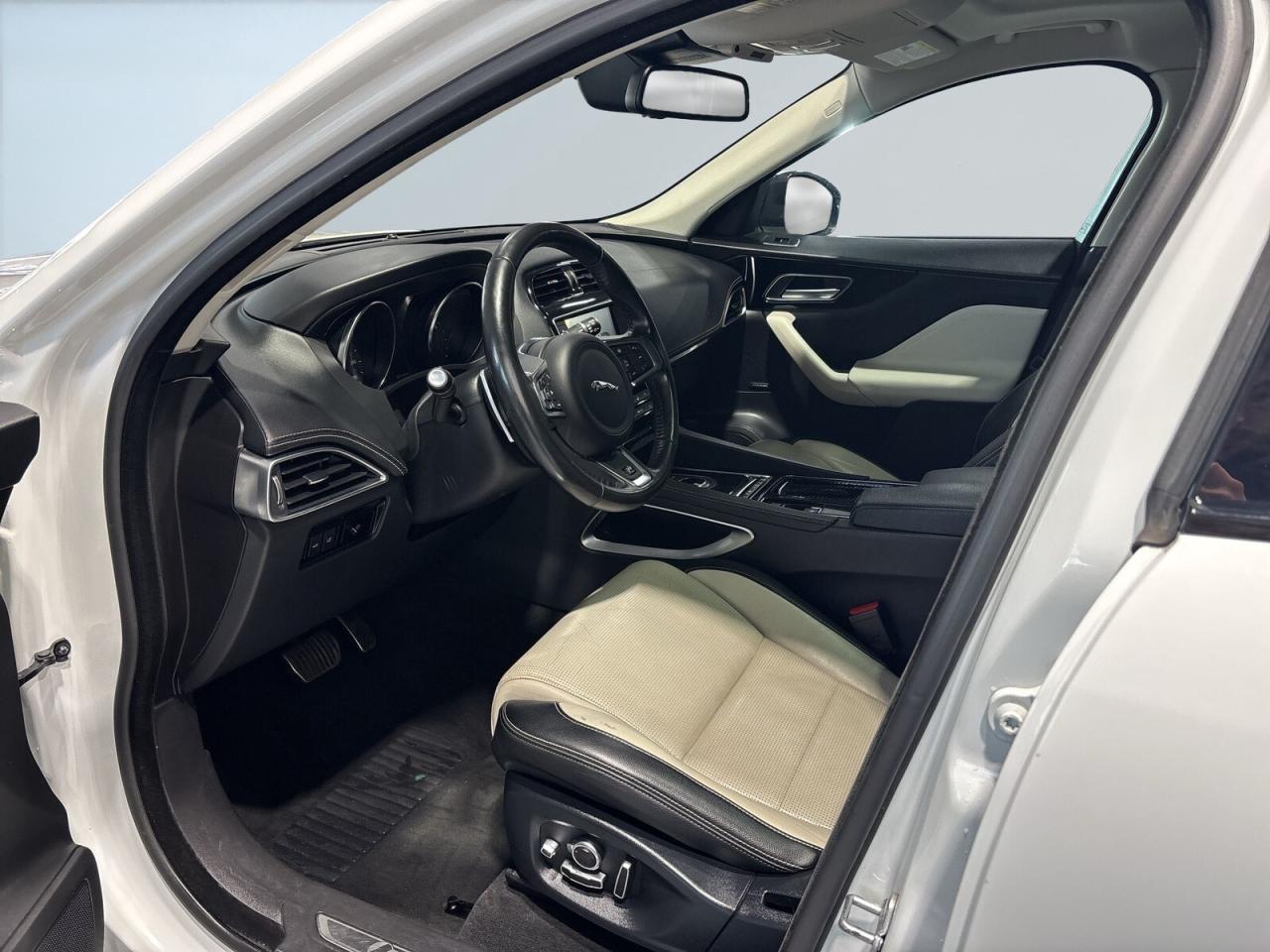 2018 Jaguar F-PACE 25t AWD R-Sport / Leather / Sunroof / Navi / B Cam Photo
