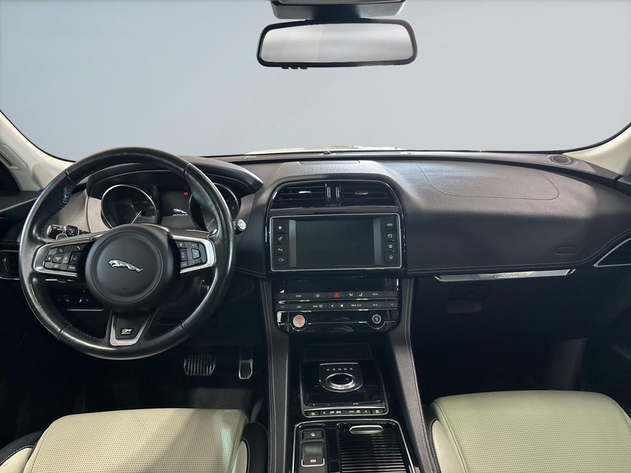 2018 Jaguar F-PACE 25t AWD R-Sport / Leather / Sunroof / Navi / B Cam Photo