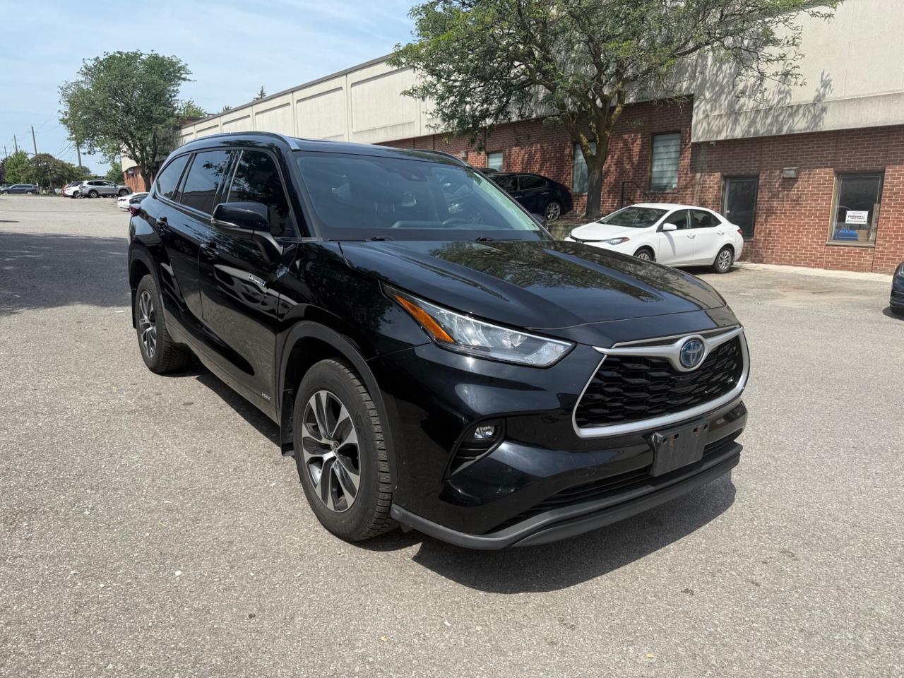 2020 Toyota Highlander Hybrid XLE AWD 8 SEATER, LEATHER, SUNROOF Photo2