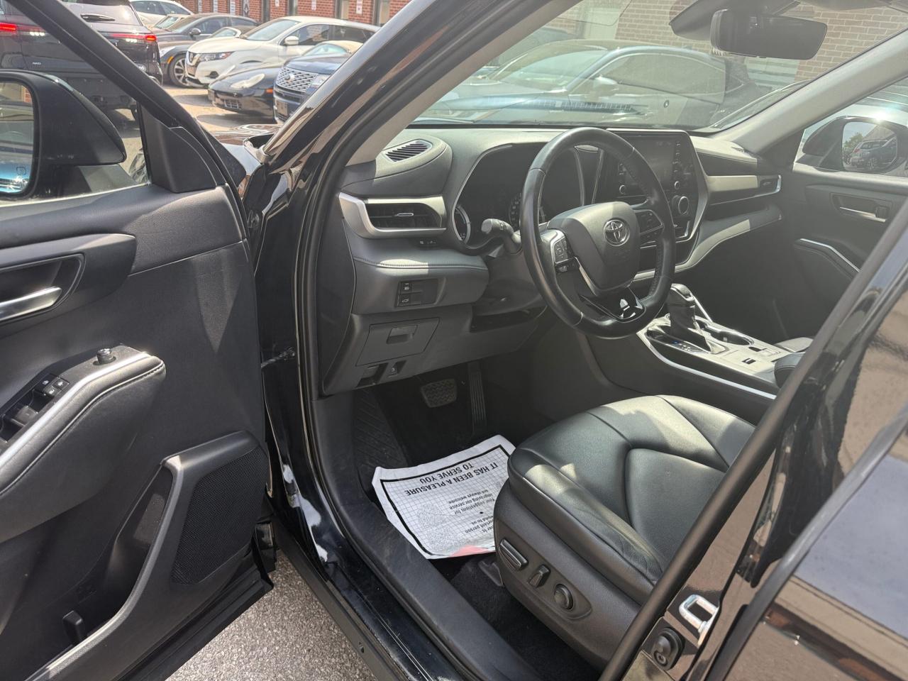 2020 Toyota Highlander Hybrid XLE AWD 8 SEATER, LEATHER, SUNROOF Photo