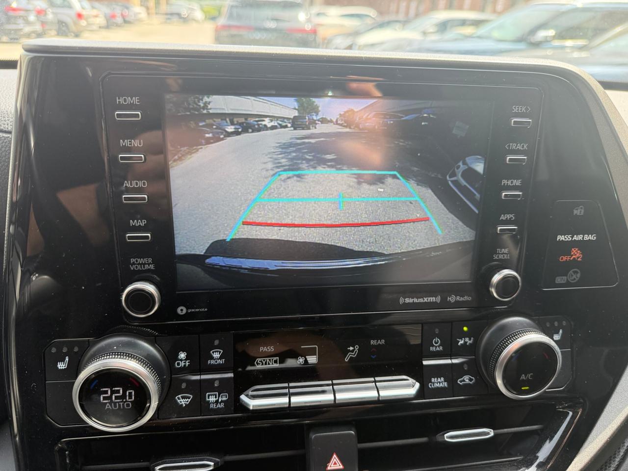 2020 Toyota Highlander Hybrid XLE AWD 8 SEATER, LEATHER, SUNROOF Photo