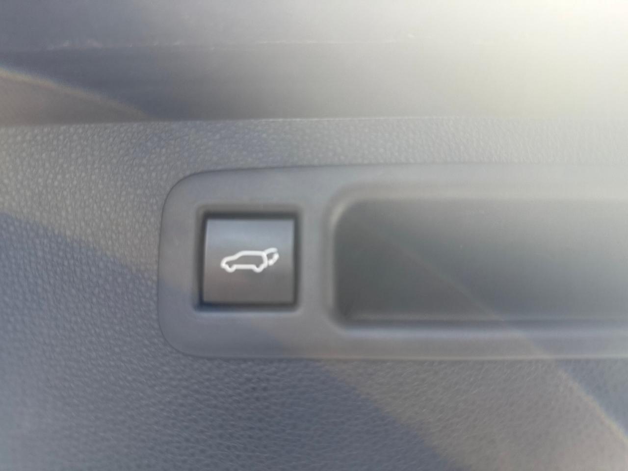 2020 Toyota Highlander Hybrid XLE AWD 8 SEATER, LEATHER, SUNROOF Photo