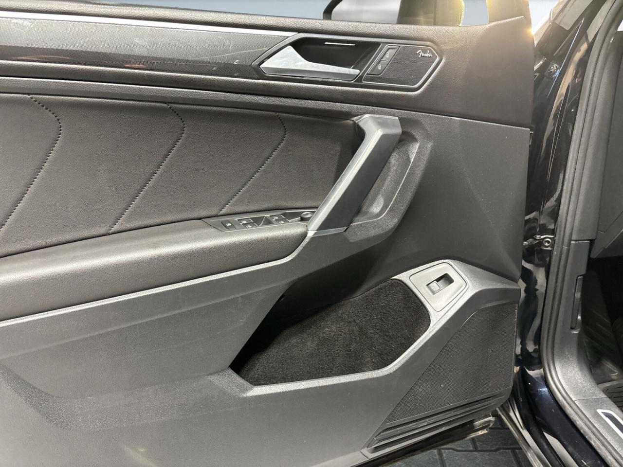 2018 Volkswagen Tiguan Highline 4MOTION / Leather / NAVI / Sunroof / Remo Photo