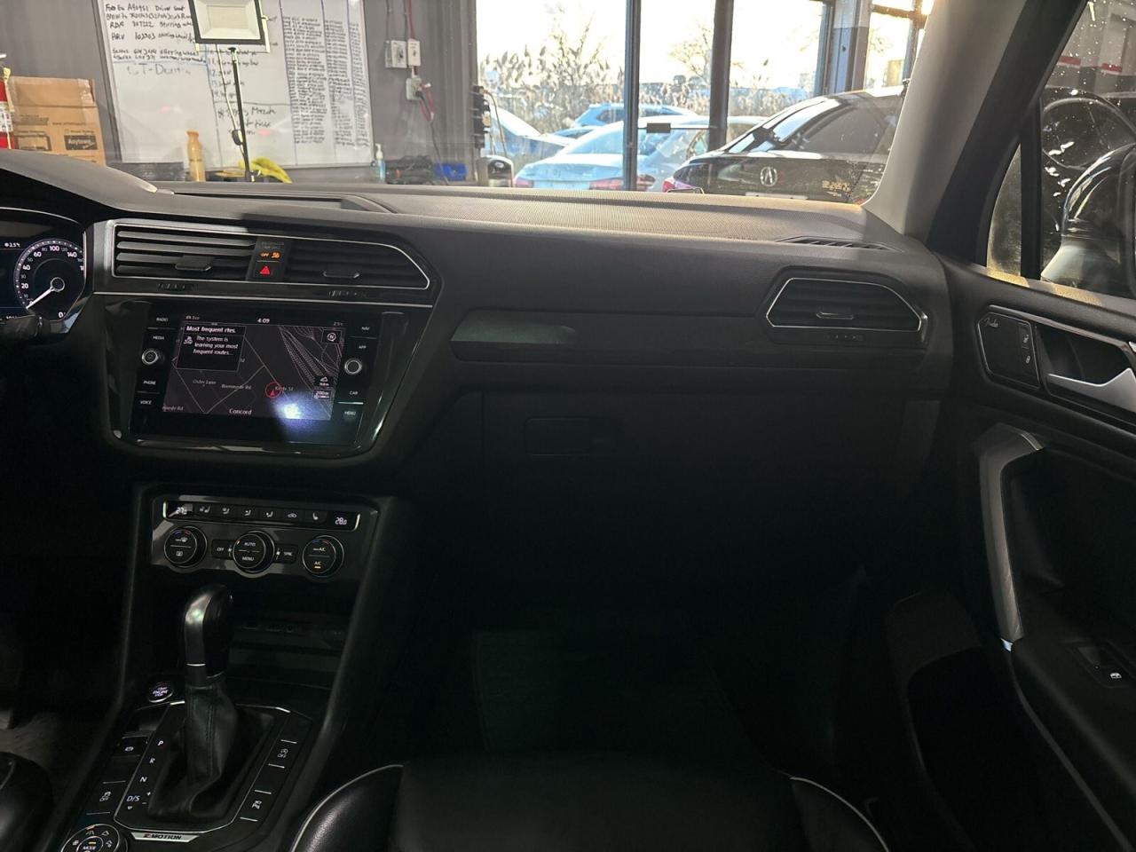 2018 Volkswagen Tiguan Highline 4MOTION / Leather / NAVI / Sunroof / Remo Photo