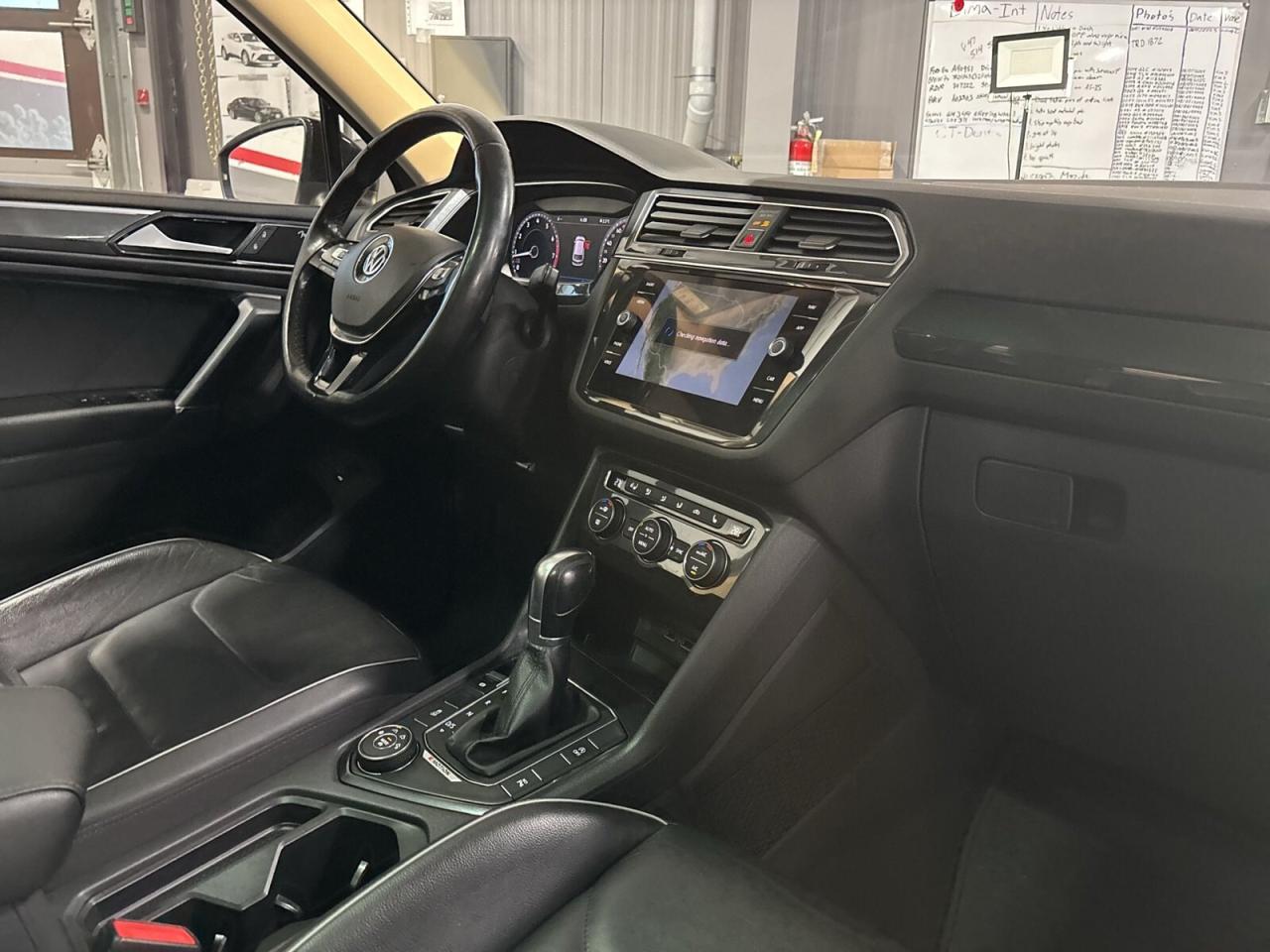 2018 Volkswagen Tiguan Highline 4MOTION / Leather / NAVI / Sunroof / Remo Photo