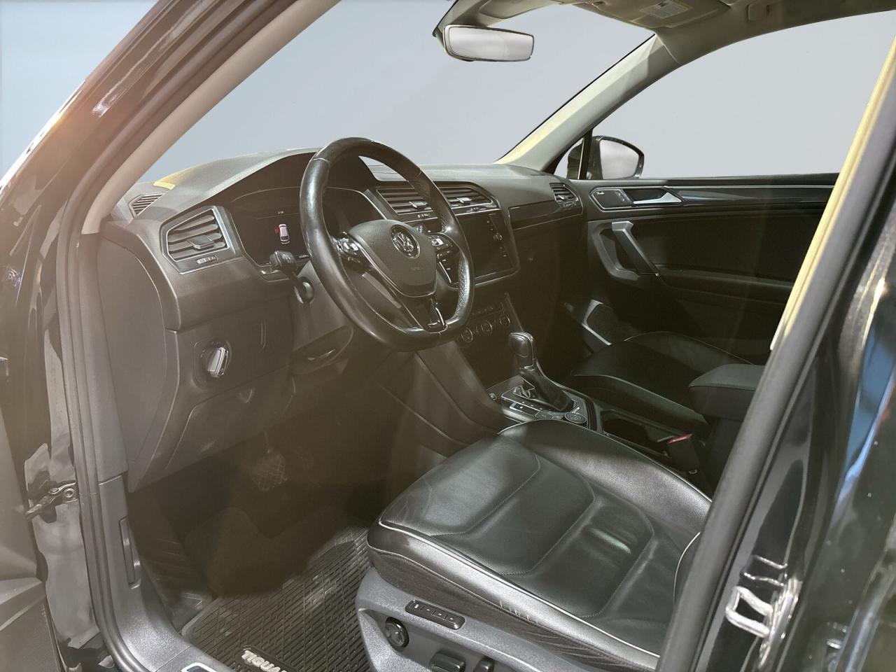 2018 Volkswagen Tiguan Highline 4MOTION / Leather / NAVI / Sunroof / Remo Photo