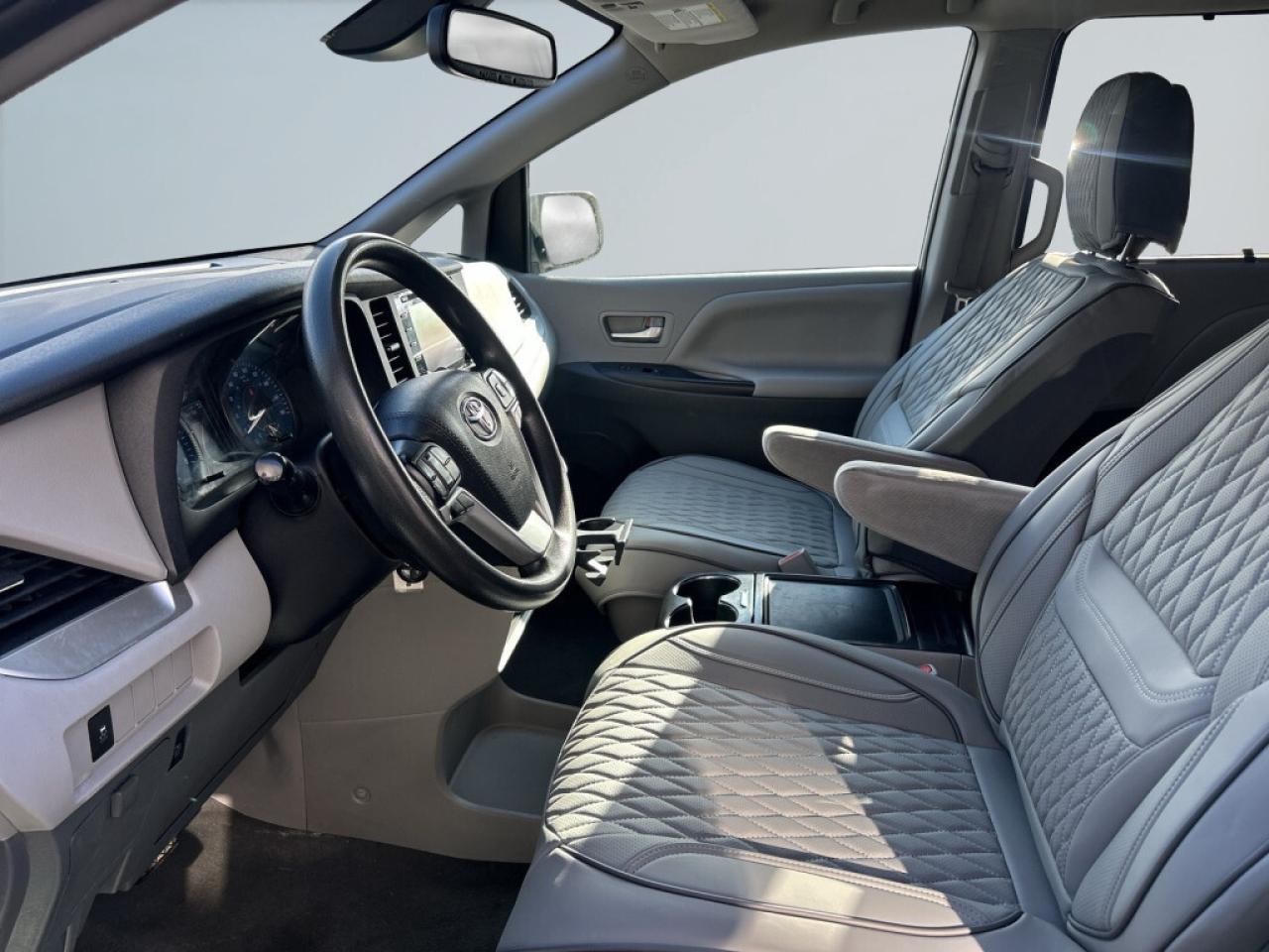 2020 Toyota Sienna LE 8-Passenger / Back Up Cam / Bluetooth / Heated Photo