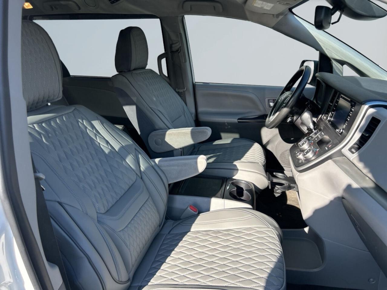 2020 Toyota Sienna LE 8-Passenger / Back Up Cam / Bluetooth / Heated Photo